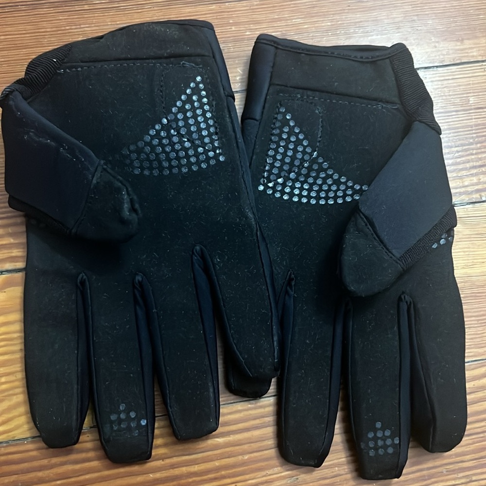 All black, X large turtle skin gloves. Protects when it comes to sharp objects. - Picture 3 of 3